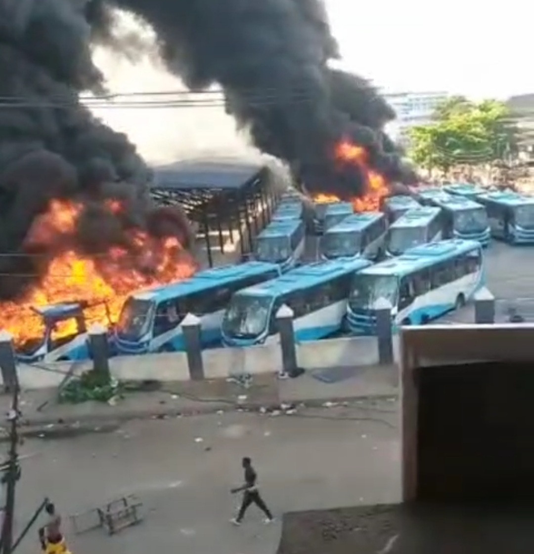 Angry mob sets BRT buses on fire in Lagos