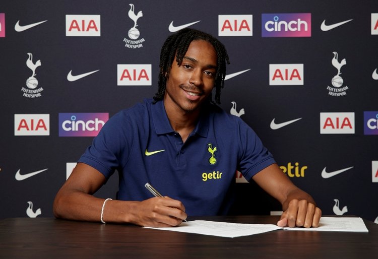Tottenham announce Djed Spence signing