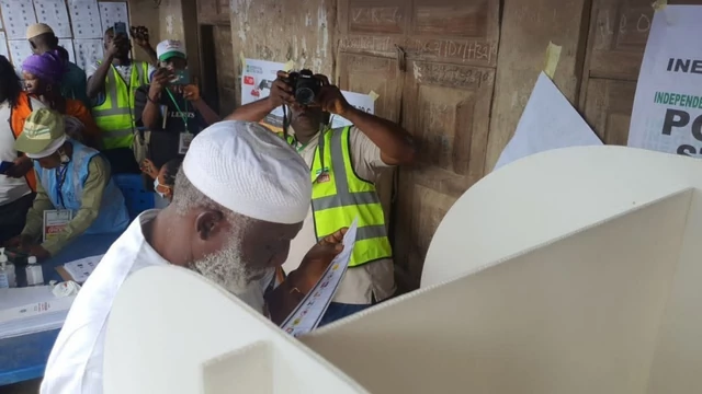 Labour Party governorship candidate, Lasun Yusuf casting his vote.