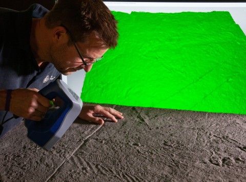 Phil Wilby with a 3D laser scanner and the fossil Auroralumina attenboroughii imprint.