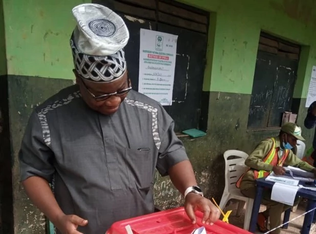 Accord Party Governorship candidate, Akin Ogunbiyi casts his vote. 