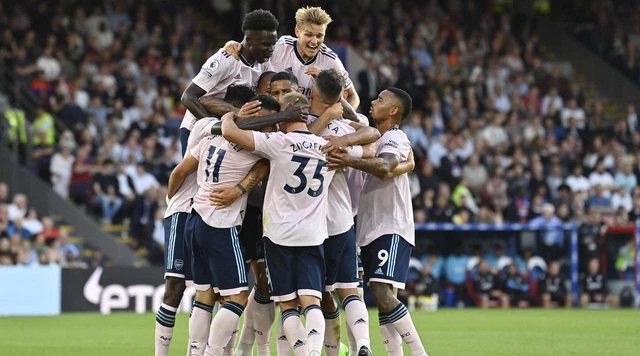 Arsenal celebrate Gabriel Martinelli's 20th-minute opener