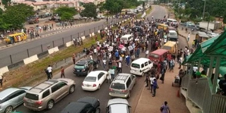 Lagos aims to clear the Lagos-Badagry Expressway, consults with stakeholders