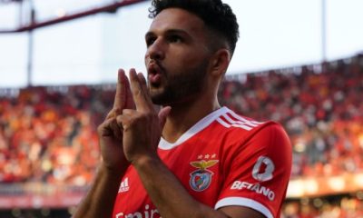 Manchester United is getting ready for a transfer war for Benfica's star striker