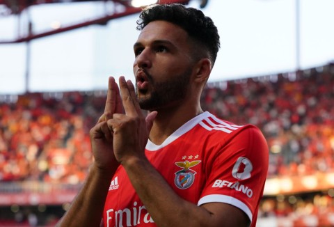Manchester United is getting ready for a transfer war for Benfica's star striker