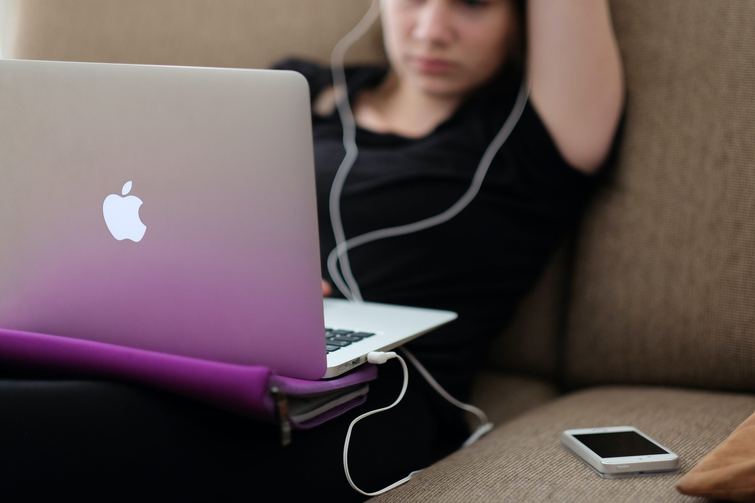 3 Serious Reasons to Keep Your Teenager Away From Social Media