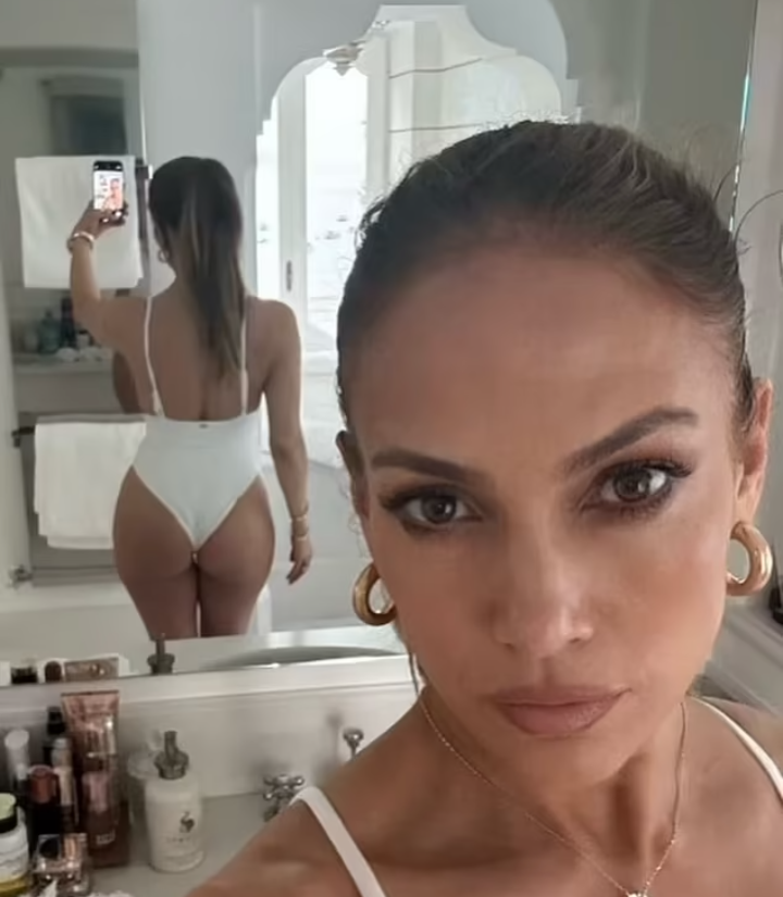 Jennifer Lopez shares sexy swimsuit snap amid divorce from Ben Affleck