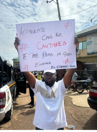 Youths in Ogbomoso protest bad road condition.